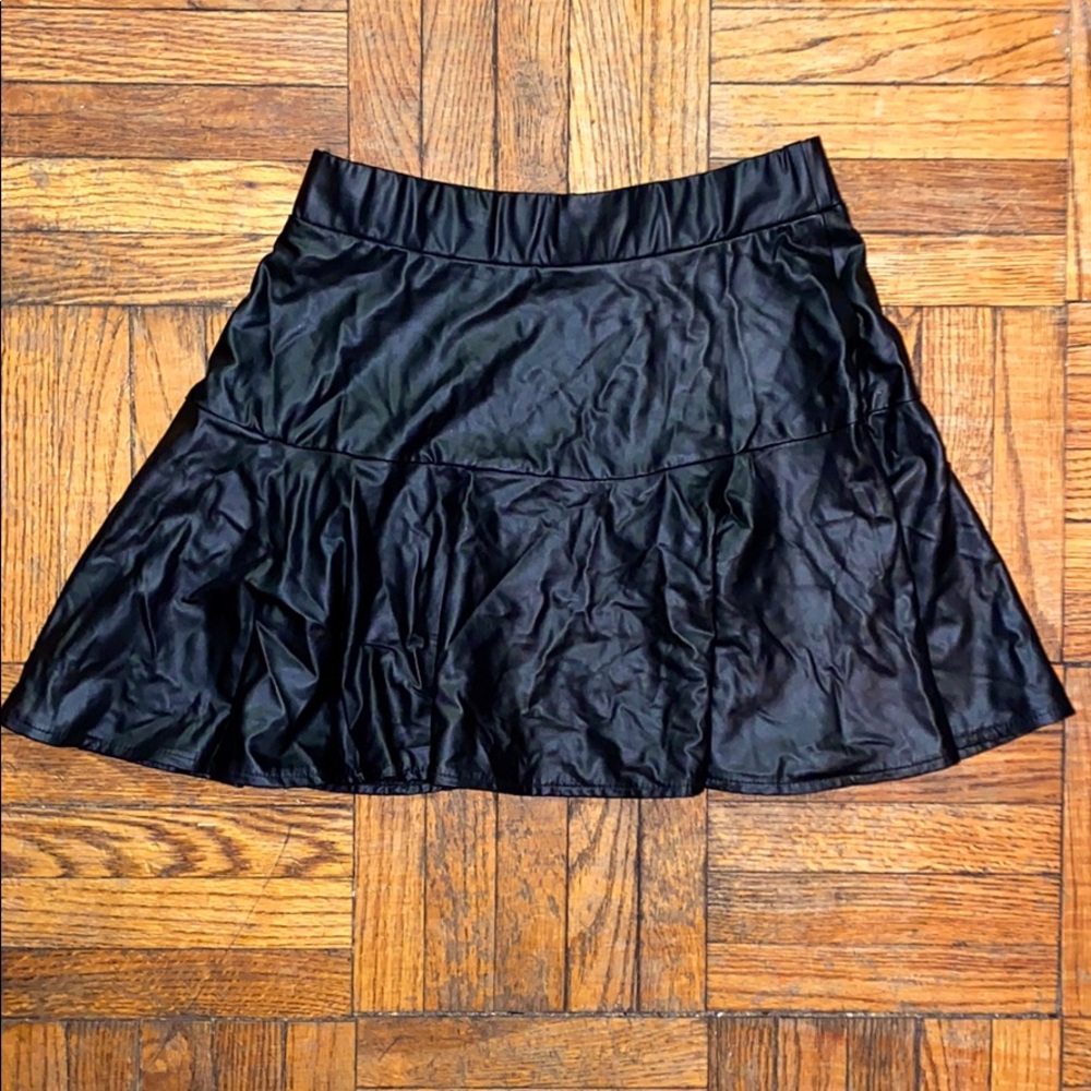 Maddie & Mackenzie black faux leather skater skirt